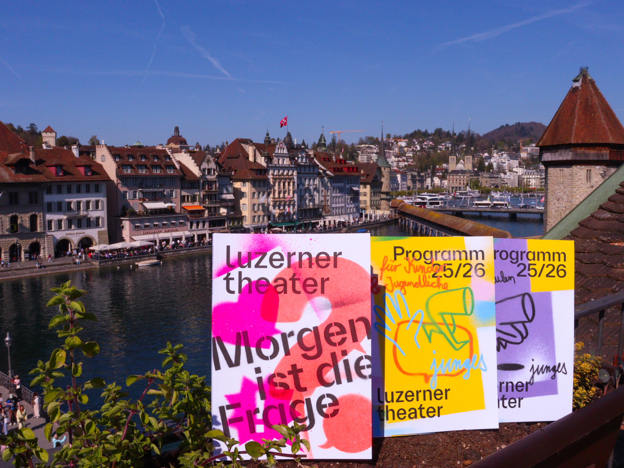 Spielzeitheft und Broschüre JUNG auf der Dachterrasse