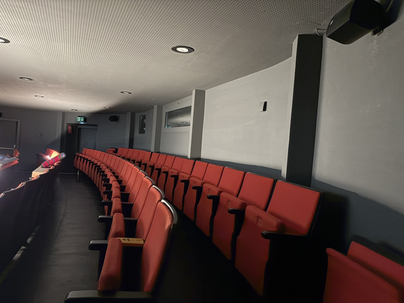 Verstärkende Stahlträger machen den 1. Rang wieder sicher. 