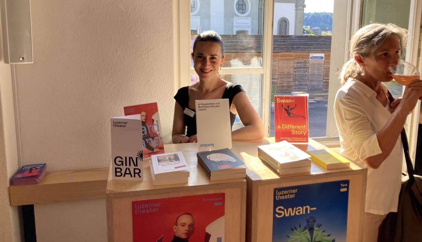 Marion Bühler, Co-Leitung Einlass und Garderobe, am Büchertisch