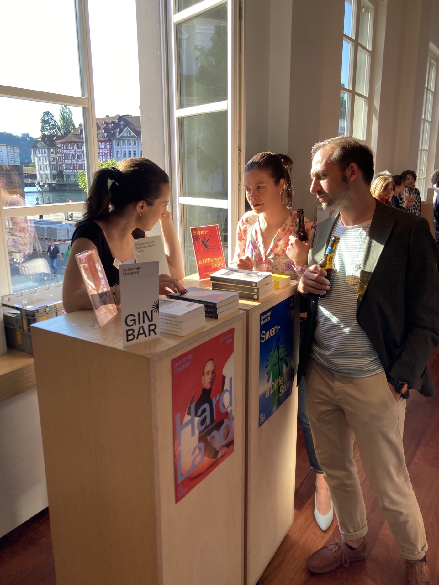 Marion Bühler, Co-Leitung Einlass und Garderobe, am Büchertisch