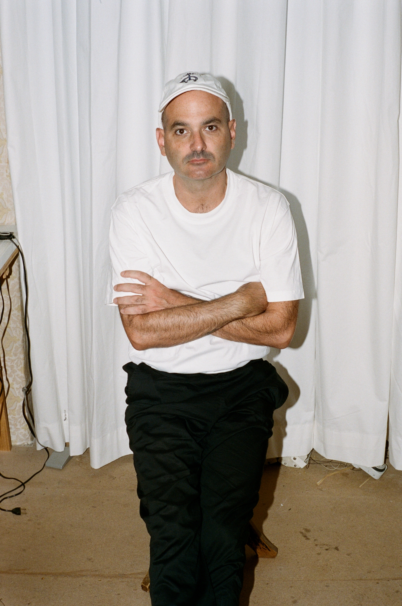 Robert Schwarz blickt leicht herausfordernd in die Kamera