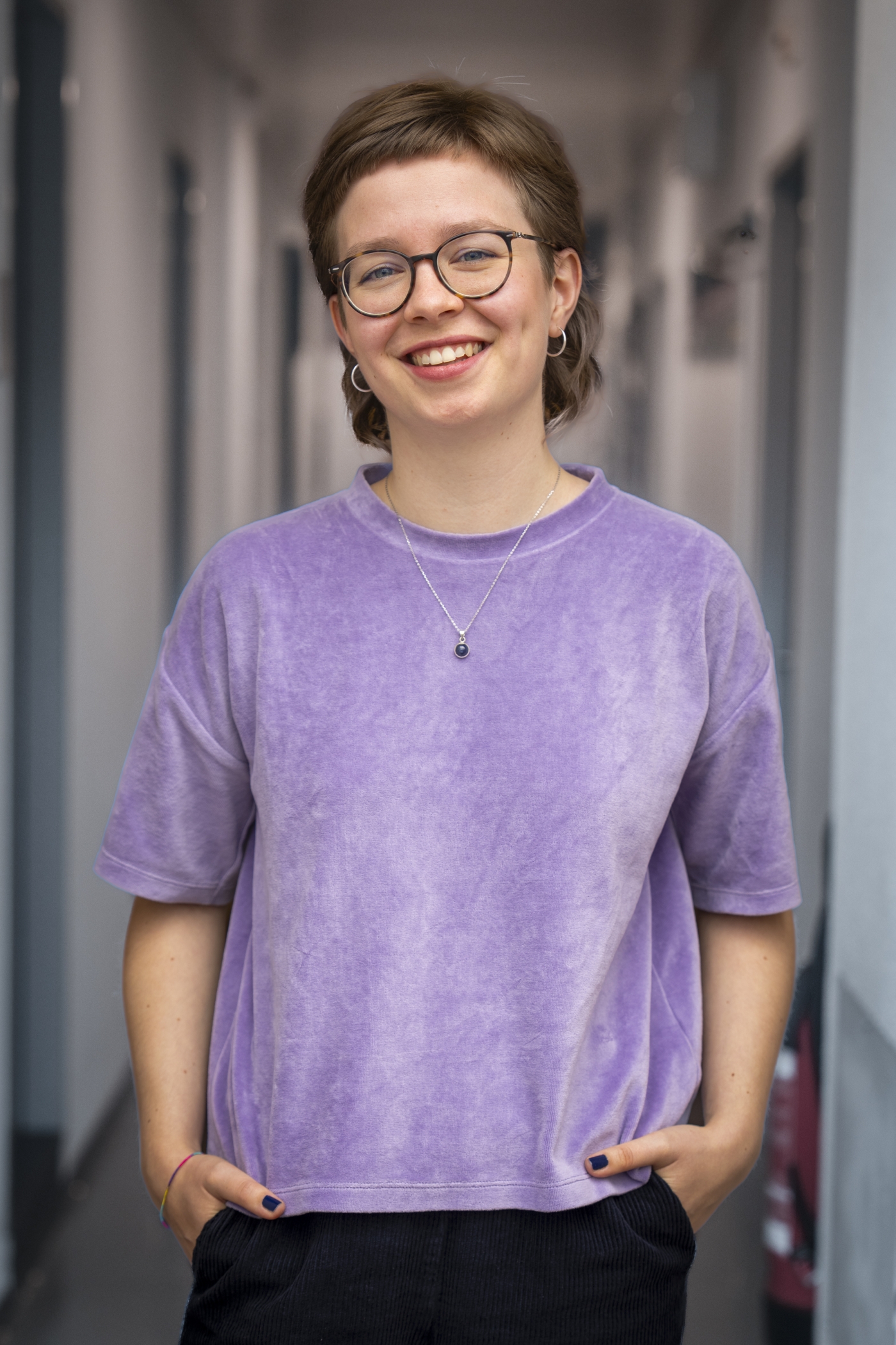 Die Dramaturgin lächelt offen in die Kamera