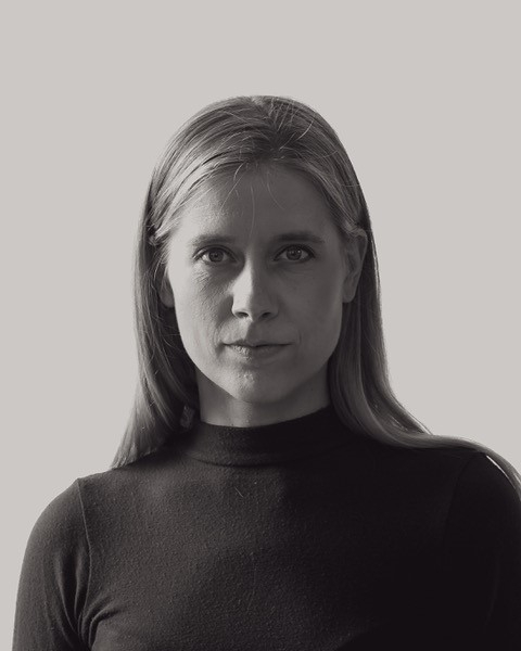 Die Regisseurin blickt ruhig in die Kamera