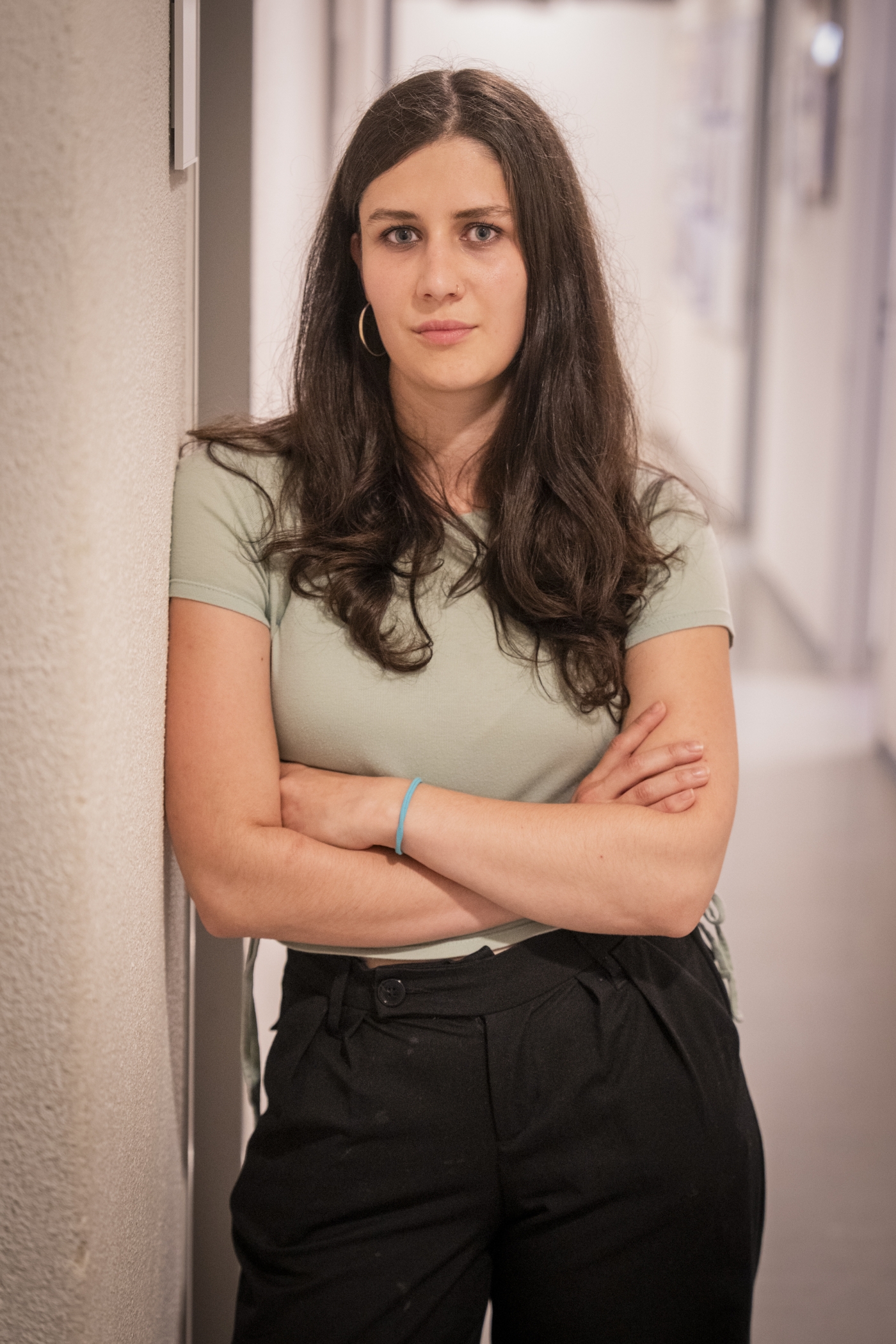 Die junge Frau blickt mit forschendem Blick in die Kamera.