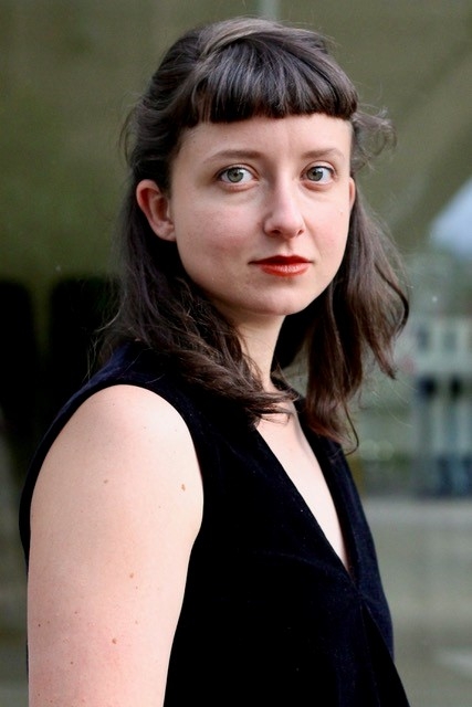 Die Sängerin blickt aufmerksam und offen in die Kamera