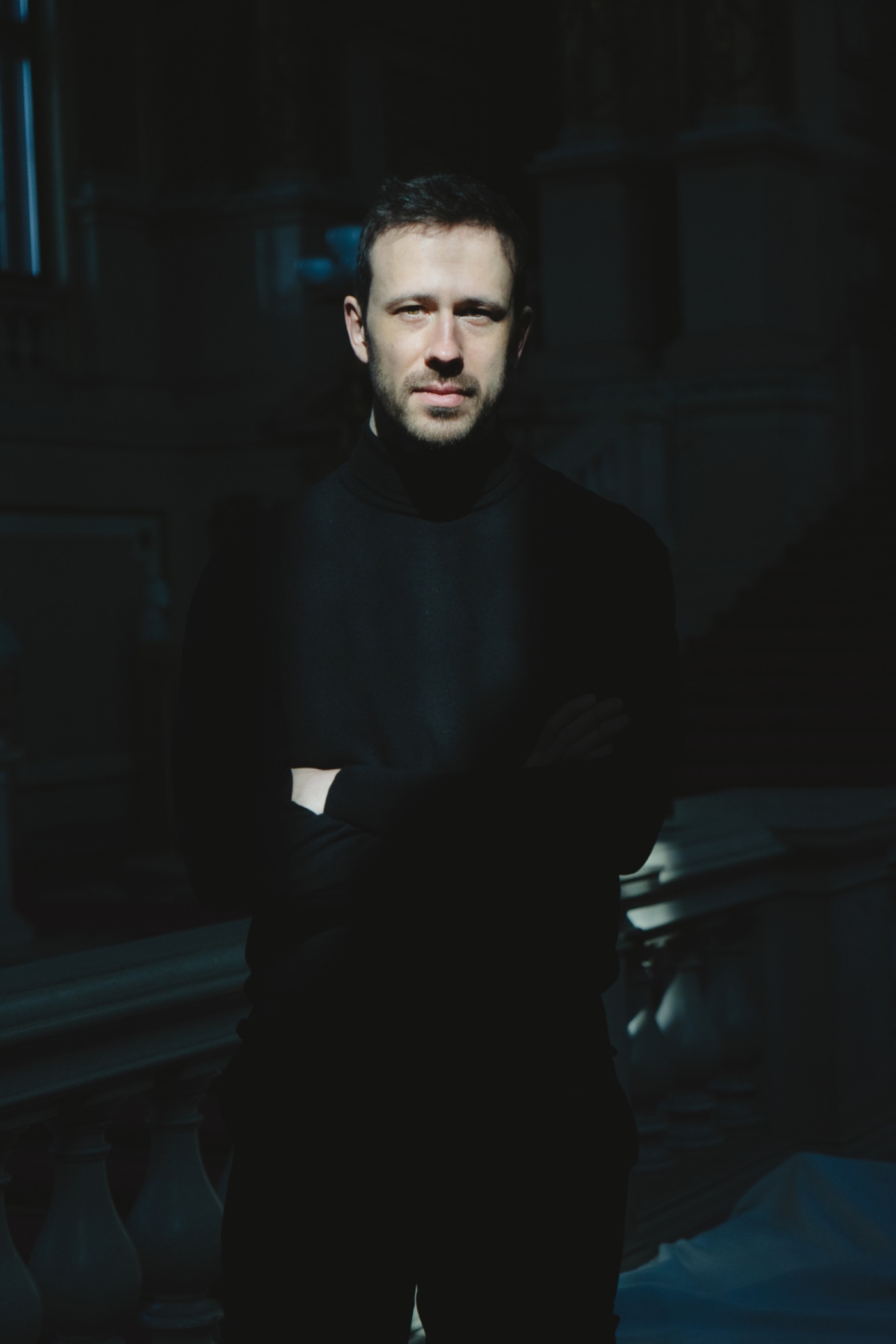 Fabian Liszt blickt mit verschränkten Armen in die Kamera