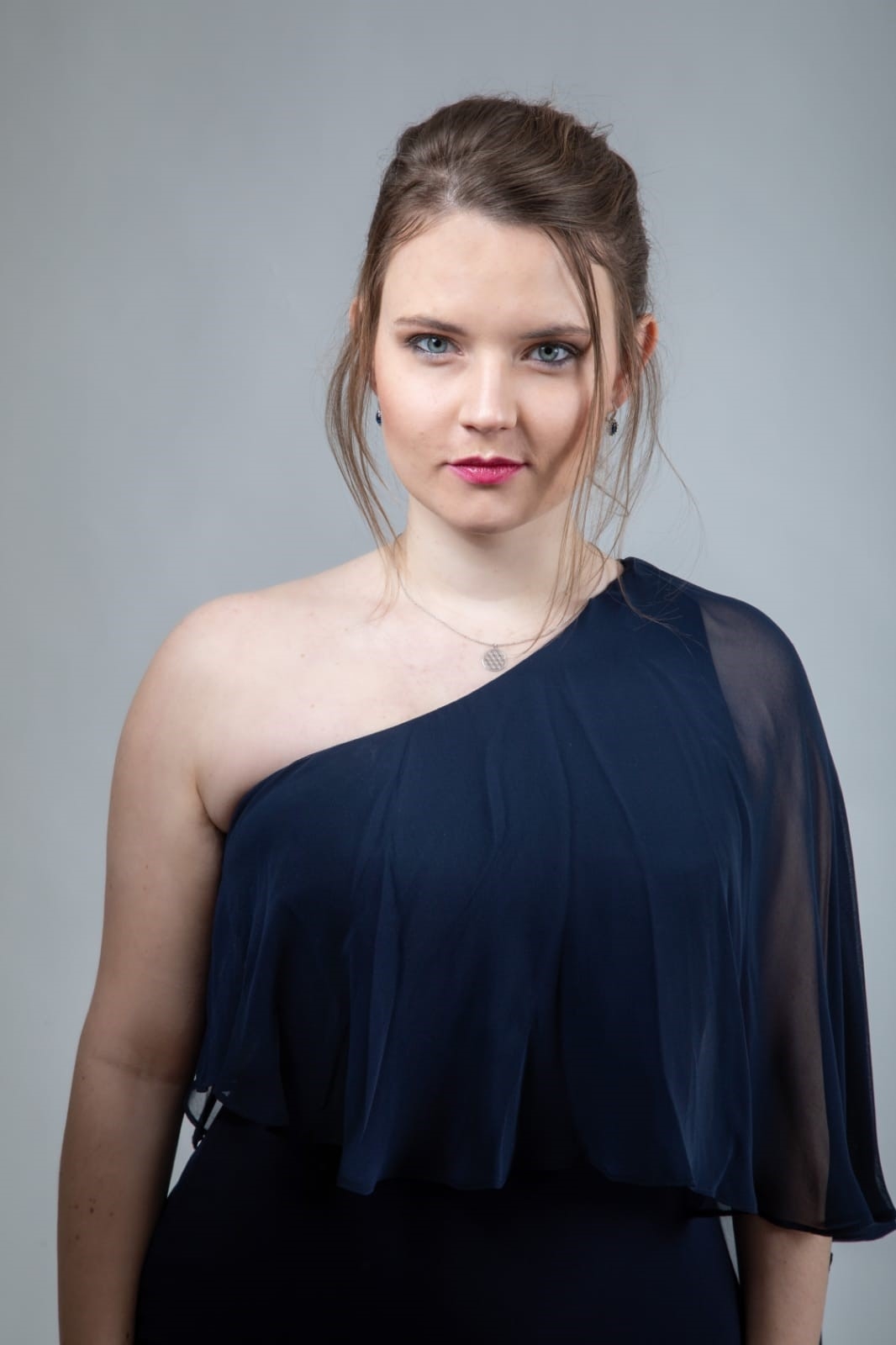 Die Sängerin blickt entschlossen in die Kamera.