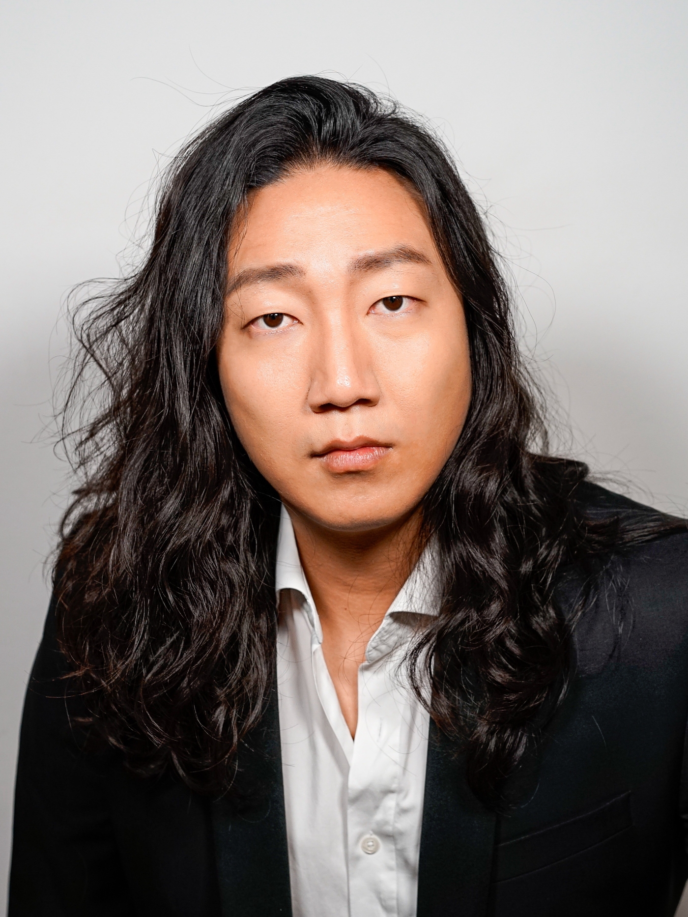 Der Tenor blickt geradewegs in die Kamera.