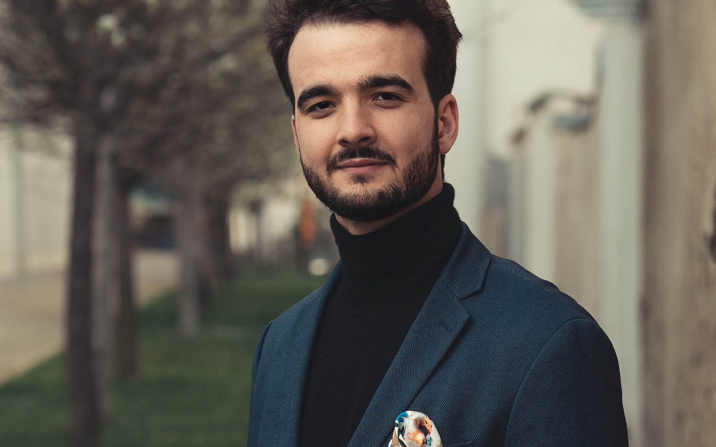 Paul-Boris Kertsman blickt seitlich stehend freundlich in die Kamera