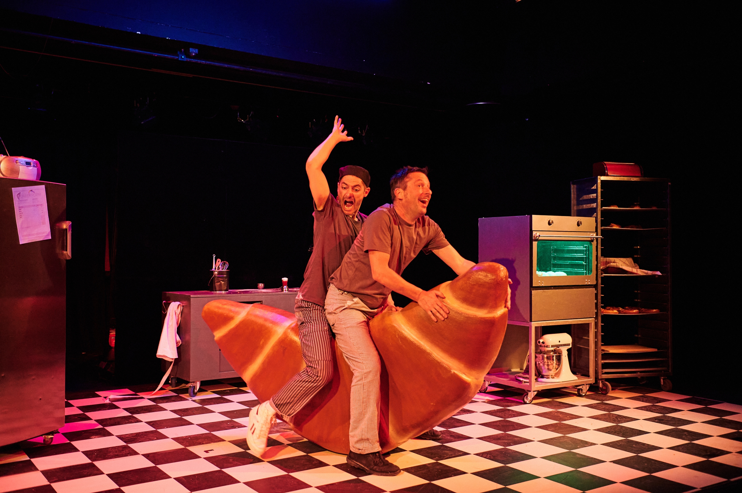 Zwei junge Menschen reiten Rodeo auf einem Croissant.