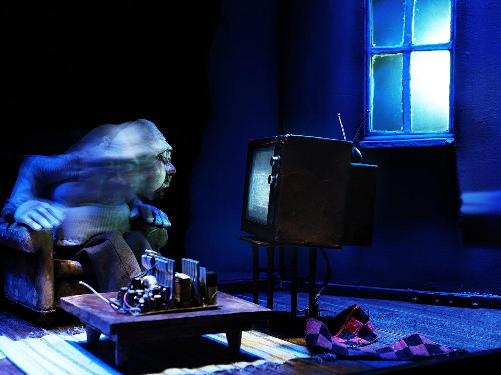 Eine Animationspuppe wird in ihren Fernseher gesaugt.