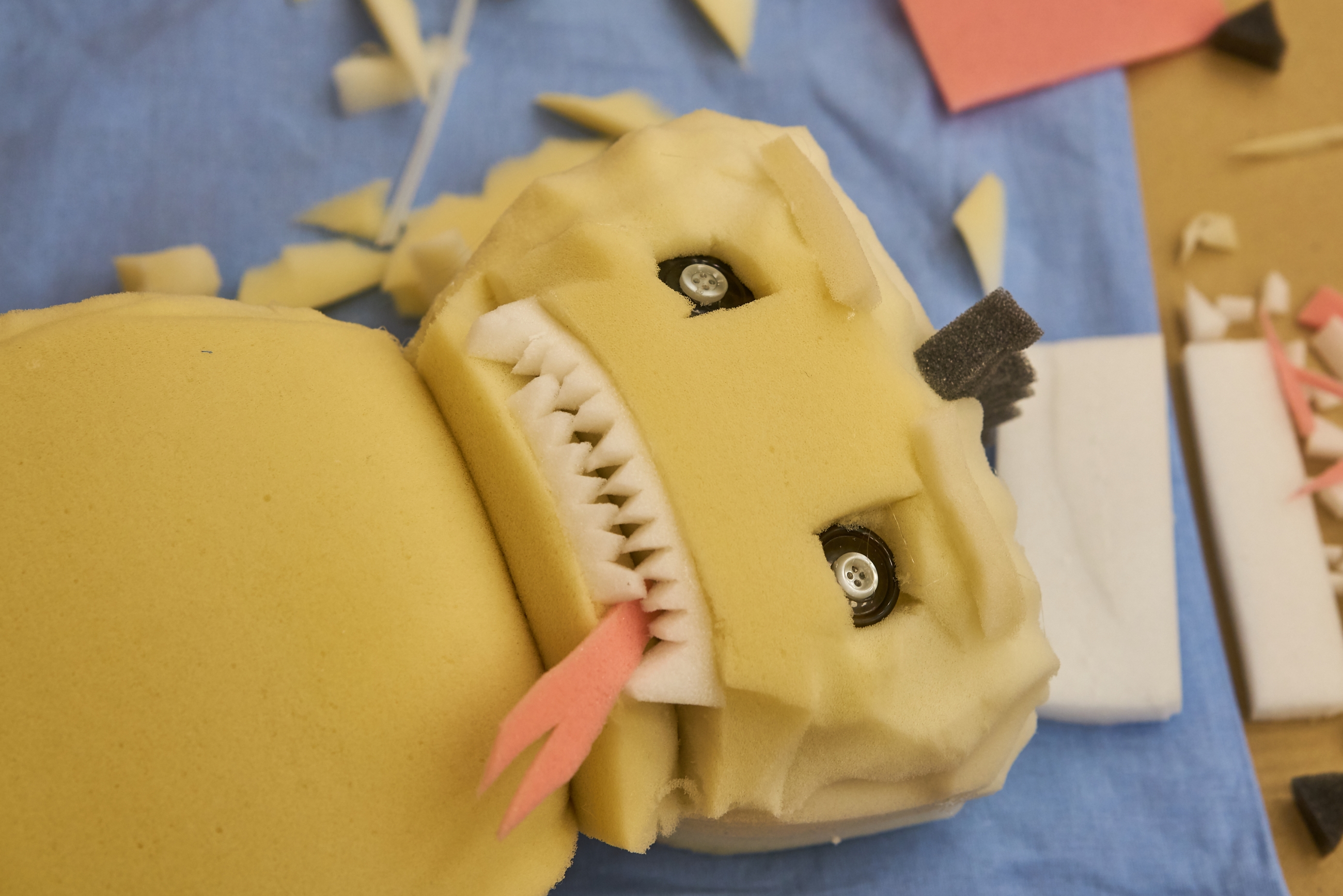 Eine selbstgemachte Monsterpuppe liegt auf dem Tisch.