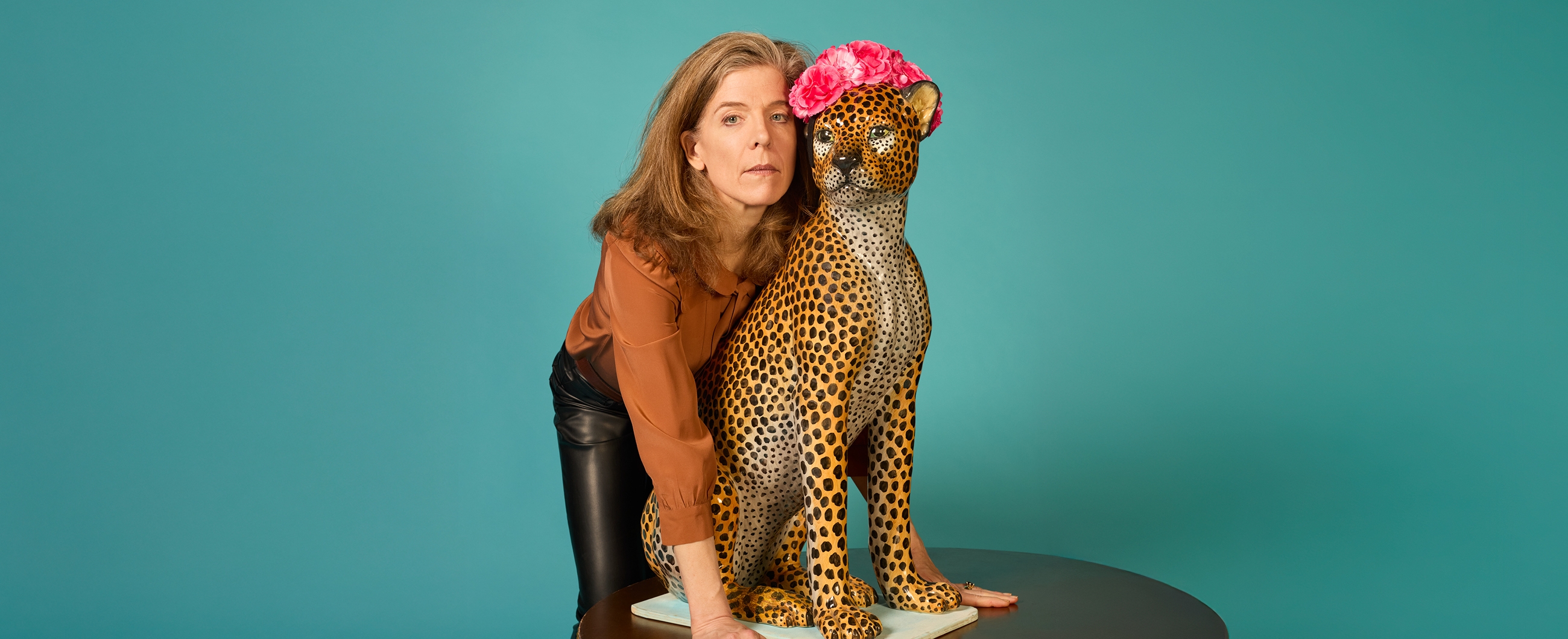 eine frau und ein porzellanleopard mit Blumenhut