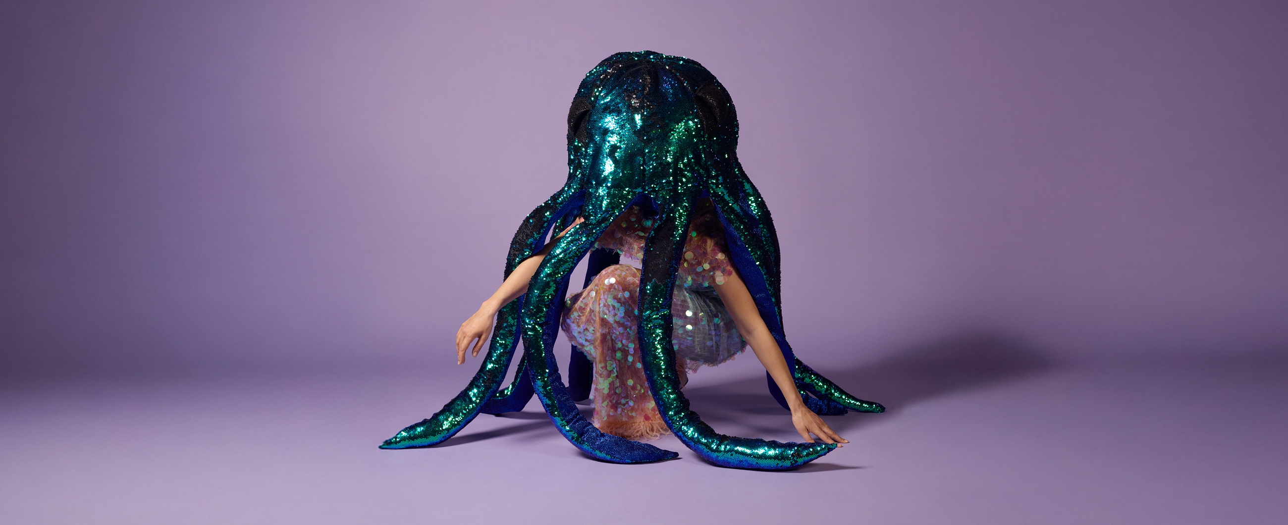 ein oktopode stülpt sich über einen menschen