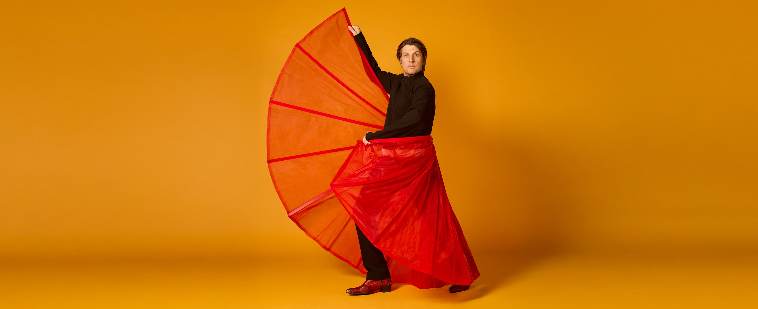 mensch mit riesengrossem fächer