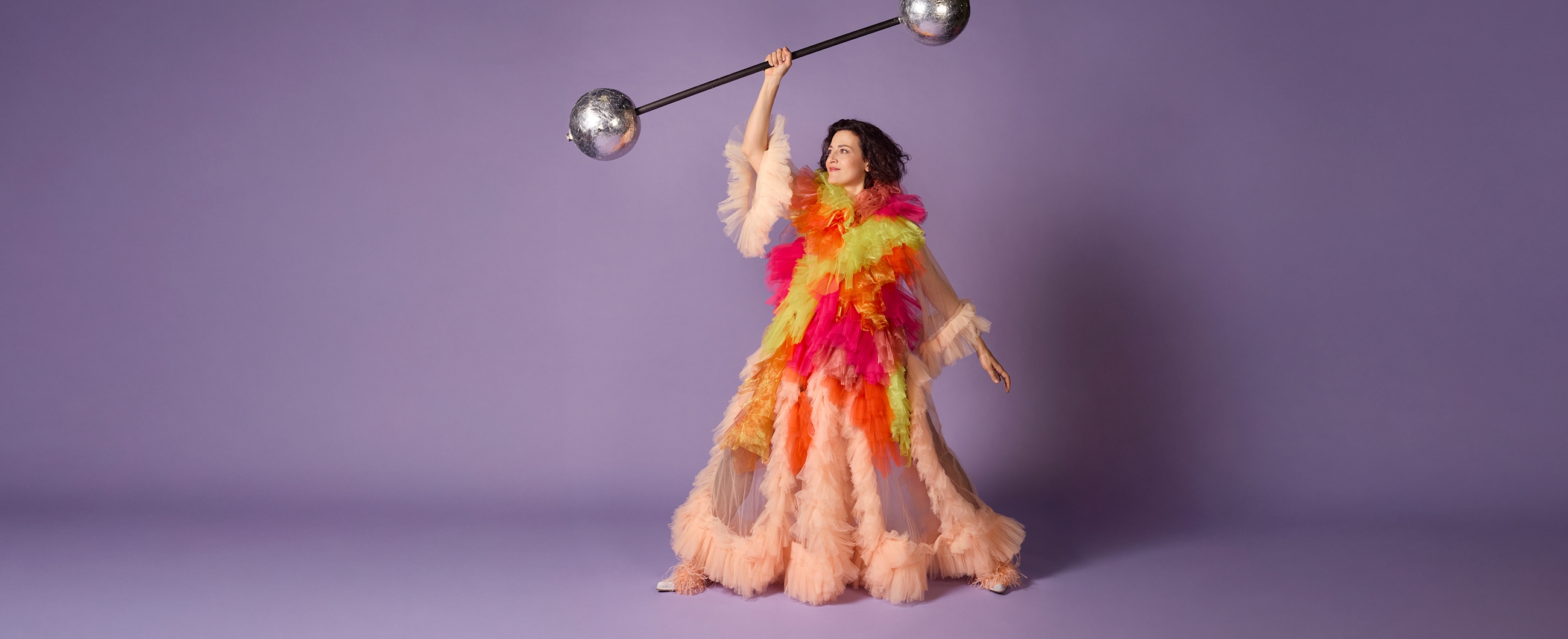 Ein Mensch in grossem Kleid schwingt einen Majorettenstab