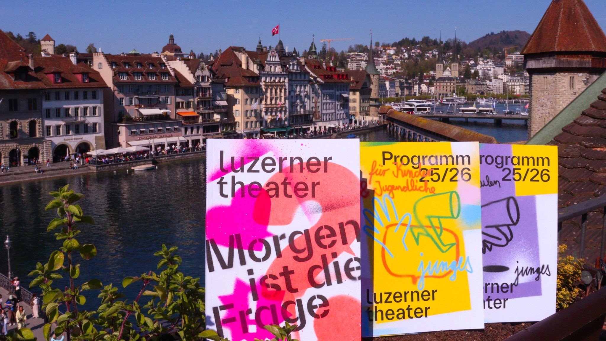 Spielzeitheft 25/26. Foto: Elisa Theiler