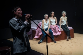  Luzerner Theater_Auf allen vieren_Solong_Oliver Losehand_Carina Thurner_Tini Prüfert_Foto_Ingo Hoehn
