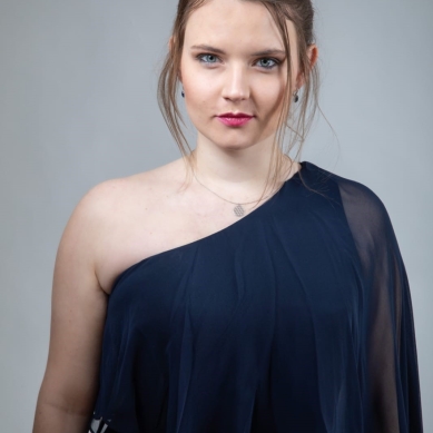 Die Sängerin blickt entschlossen in die Kamera.