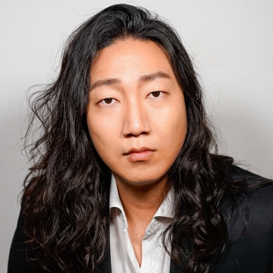 Der Tenor blickt geradewegs in die Kamera.